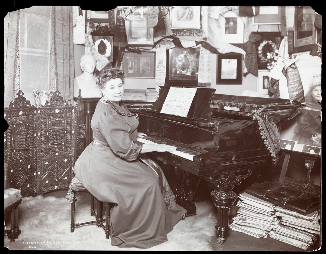 Madame Schumann Heink seduta al pianoforte, 1906 da Byron Company