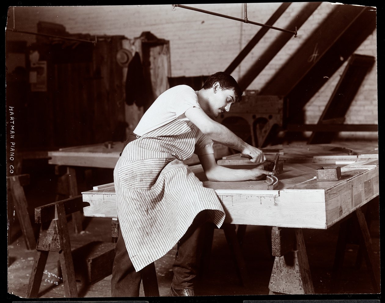 Uomo che lavora nella fabbrica di pianoforti Hardman, Peck und Co., New York, 1907 da Byron Company