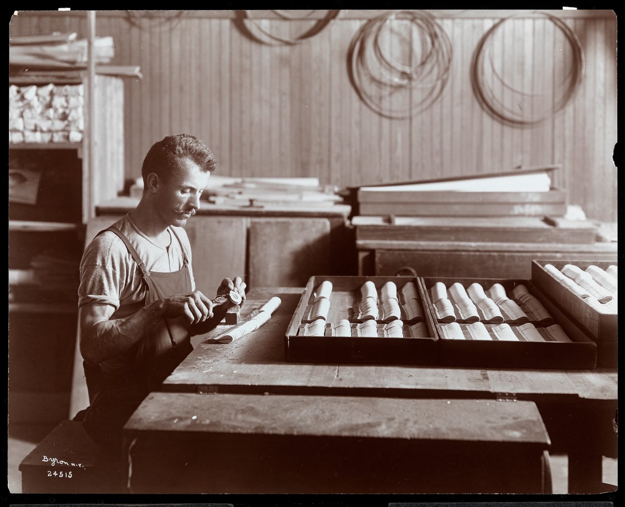 Uomo che lavora nella fabbrica di pianoforti Hardman, Peck & Co., New York, 1907 da Byron Company