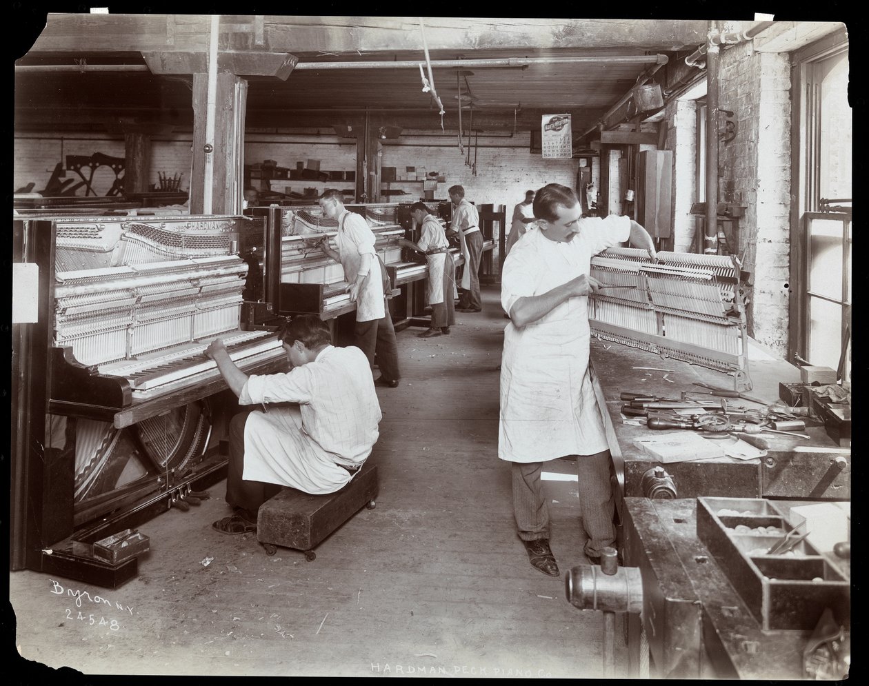 Uomini che lavorano nella fabbrica di pianoforti Hardman, Peck und Co., New York, 1907 da Byron Company