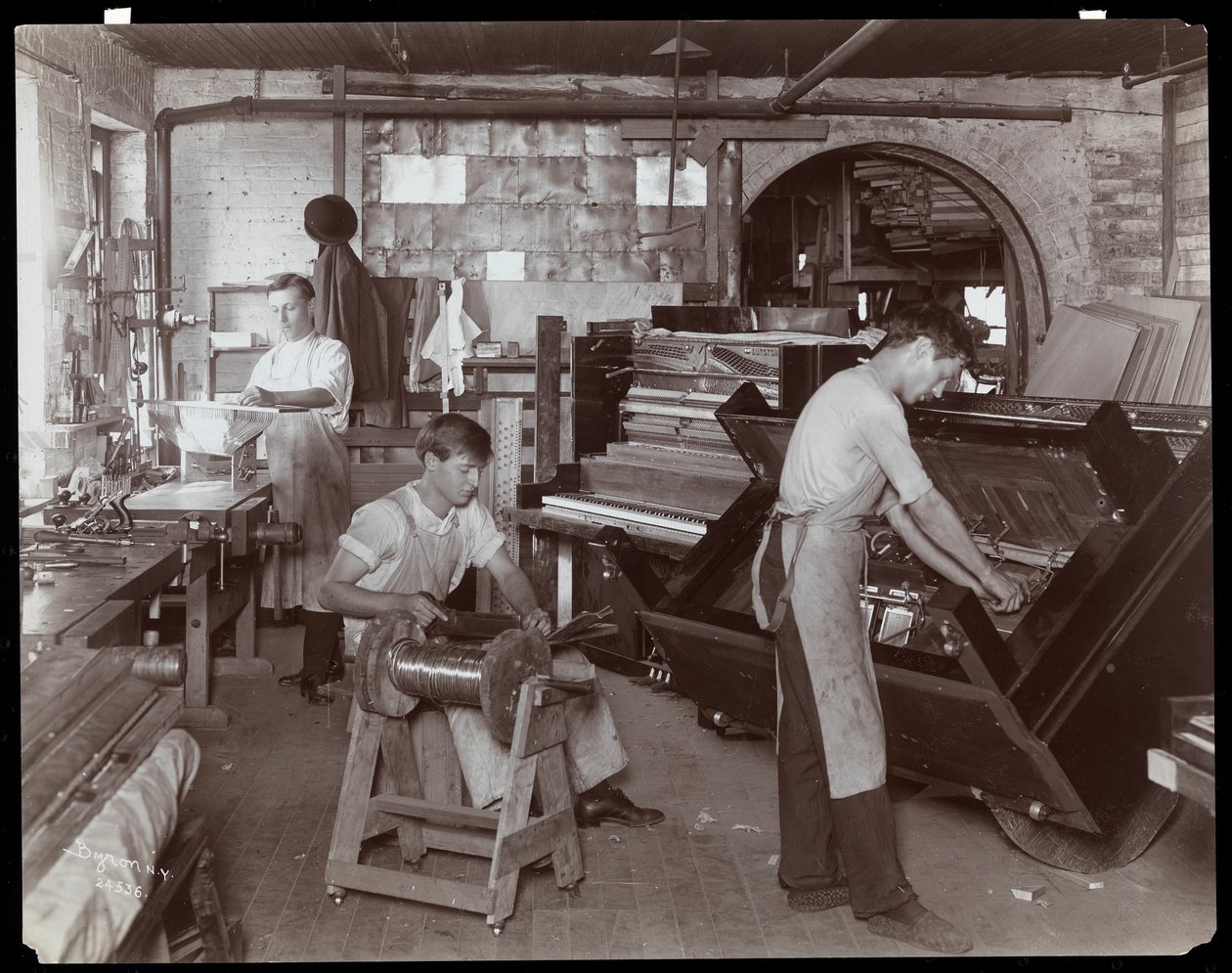 Uomini che lavorano nella fabbrica di pianoforti Hardman, Peck und Co., New York, 1907 da Byron Company
