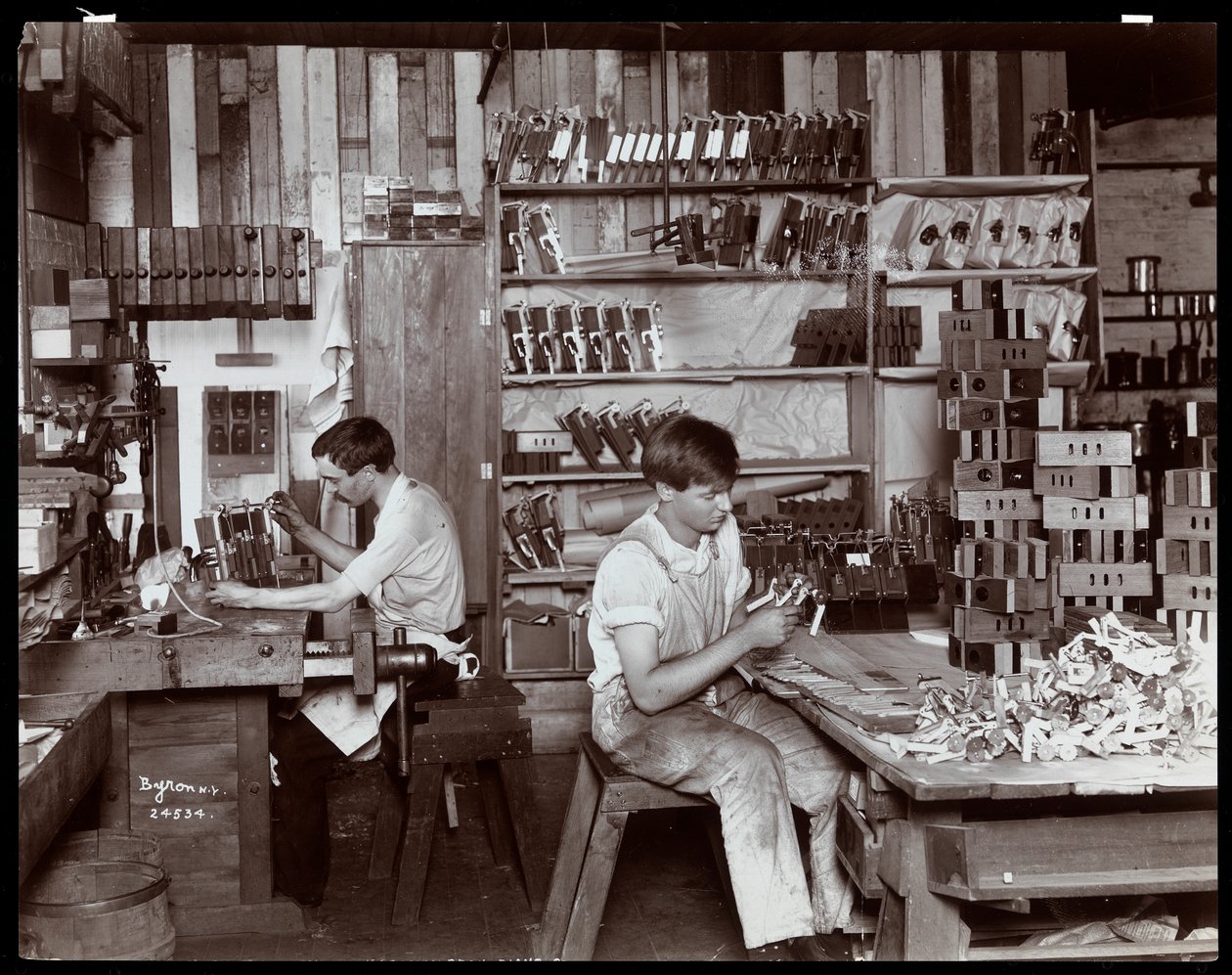 Uomini che lavorano nella fabbrica di pianoforti Hardman, Peck e Co., New York, 1907 da Byron Company