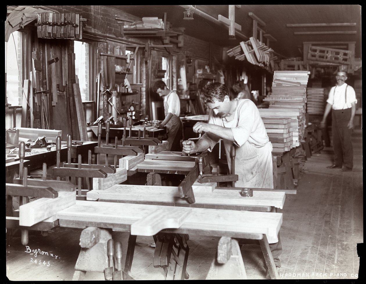 Uomini che lavorano nella fabbrica di pianoforti Hardman, Peck und Co., New York, 1907 da Byron Company