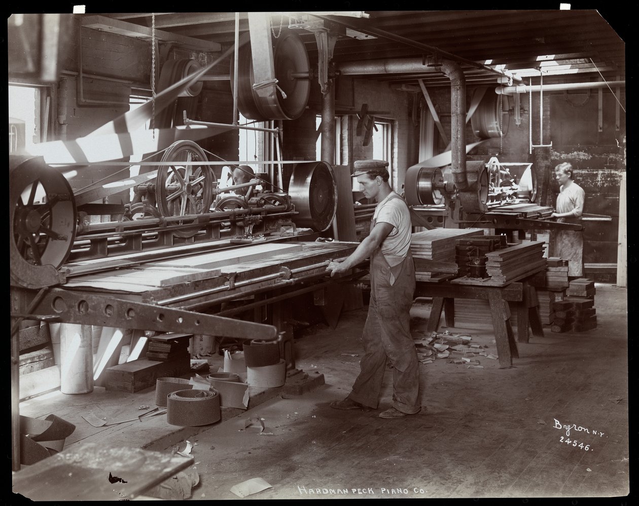 Uomini che lavorano nella fabbrica di pianoforti Hardman, Peck und Co., New York, 1907 da Byron Company