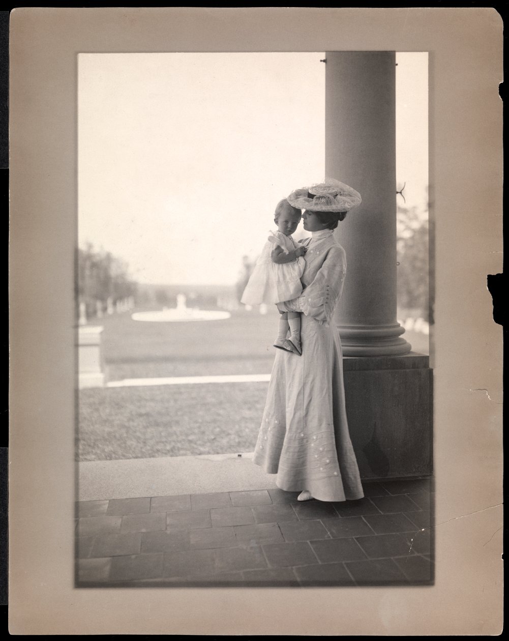 Mrs. Clarence Mackay e bambino nel portico di Harbor Hill, Long Island 1898-1910 da Byron Company
