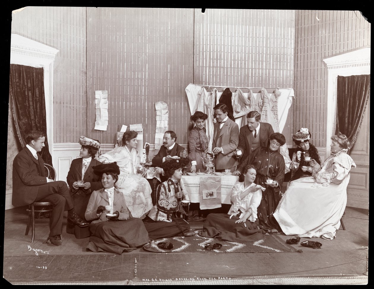 Signora G.G. Haines, Tea Party nella stanza da toeletta, 1902 da Byron Company