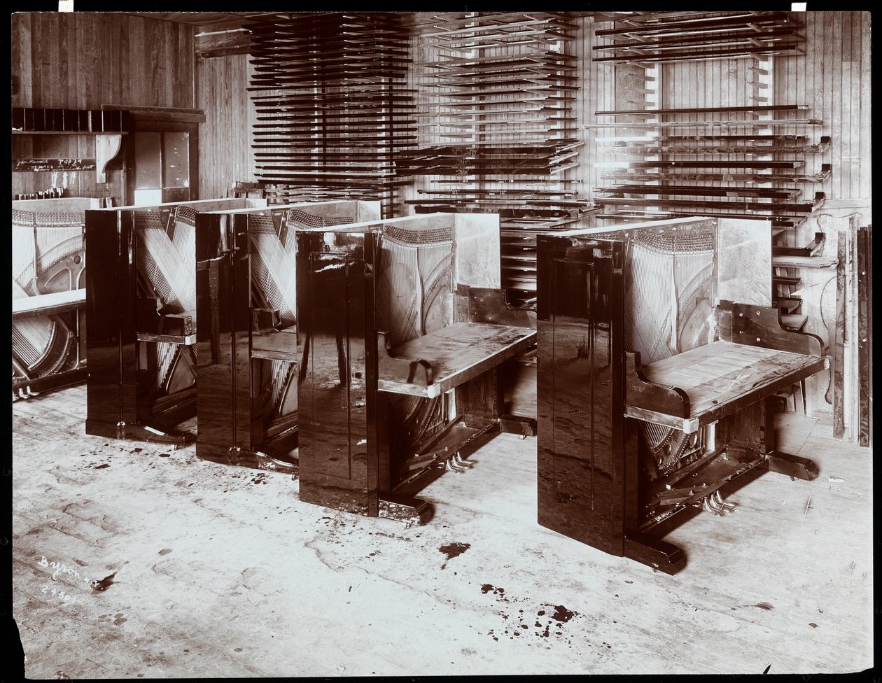 Pianoforti in costruzione alla fabbrica Hardman, Peck und Co., New York, 1907 da Byron Company