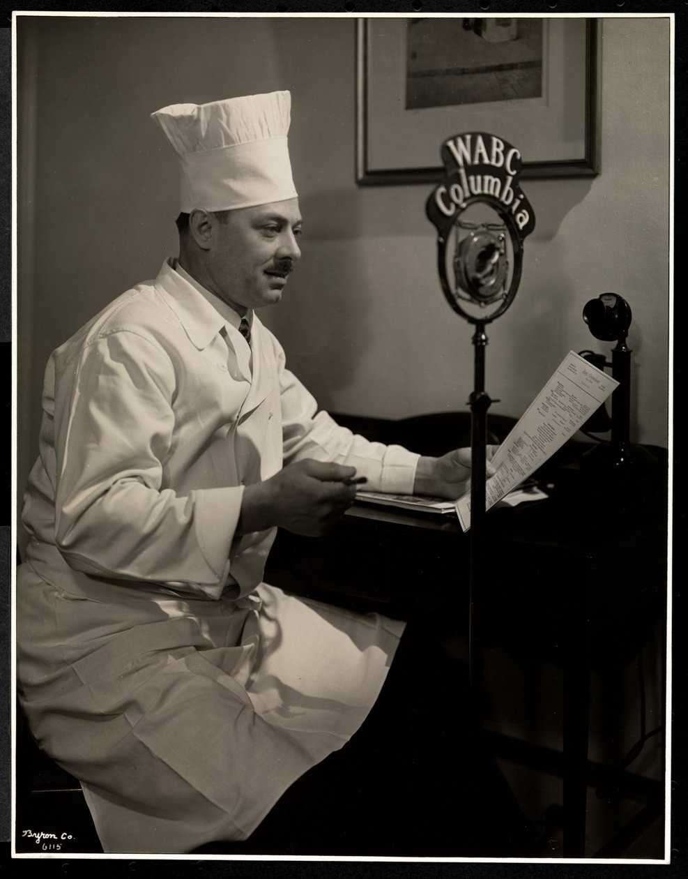 Ritratto dello chef Maurice Hervieux al microfono all