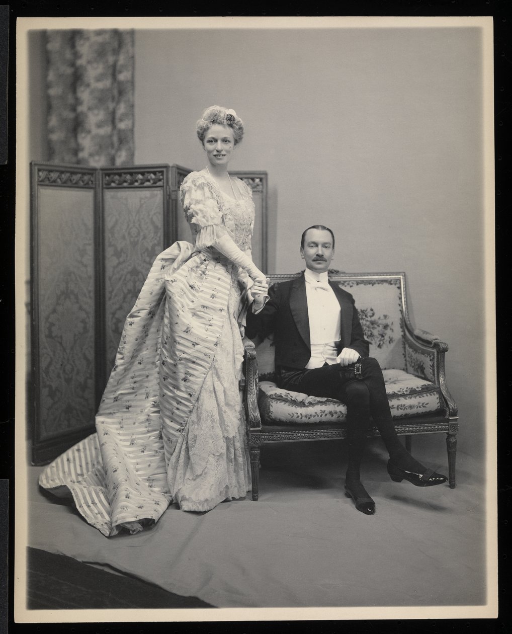 Ritratto di un uomo e una donna non identificati al ballo di James Hazen Hyde, New York, 31 gennaio 1905 da Byron Company