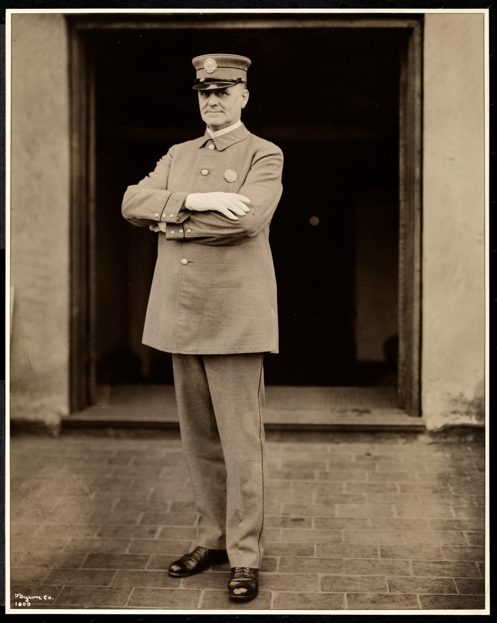 Ritratto del poliziotto più alto all