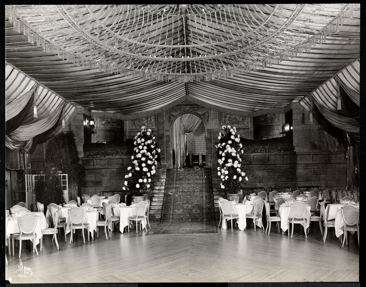 Sala di ricevimento al Ritz-Carlton Hotel, 1915 o 1916 da Byron Company