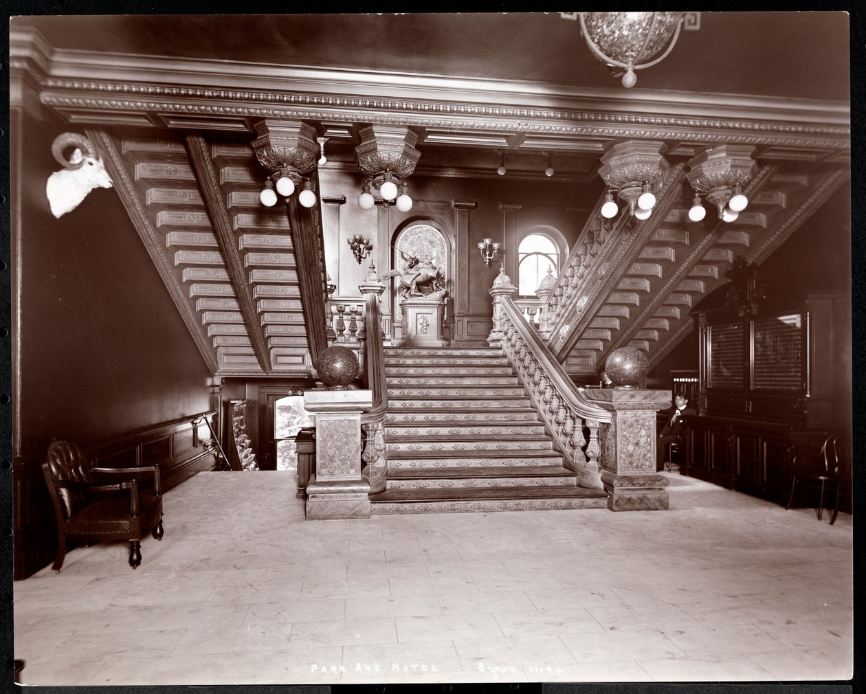 Scala al Park Avenue Hotel, 1901 o 1902 da Byron Company