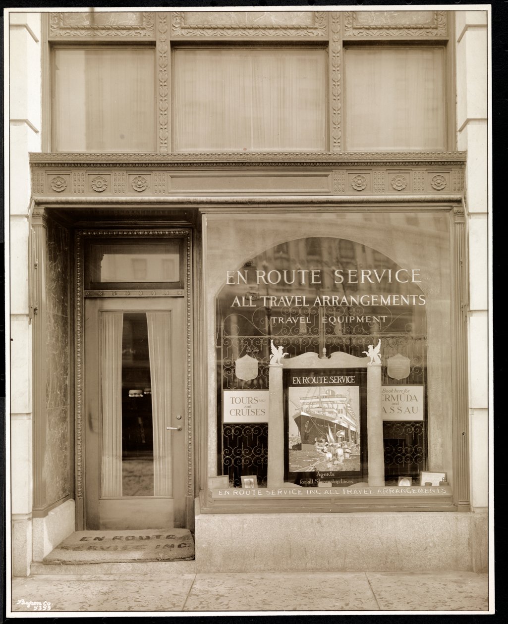Vetrina di En Route Service, Inc., al Savoy Plaza Hotel, 59th Street e 5th Avenue, New York, 1928 da Byron Company