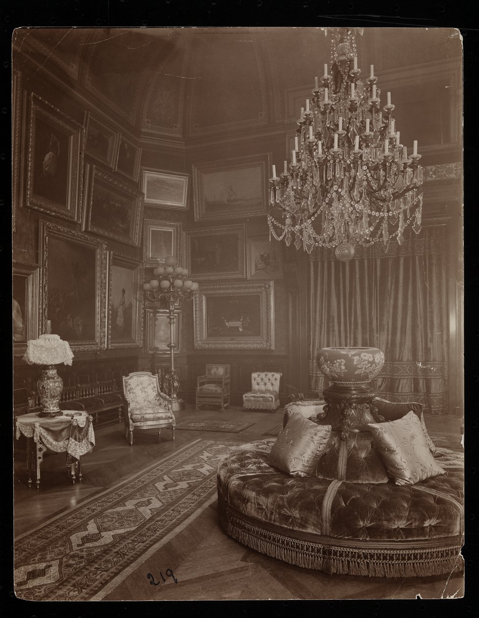 La residenza della signora William Astor, 5th Avenue e 34th Street, New York, 1894 da Byron Company