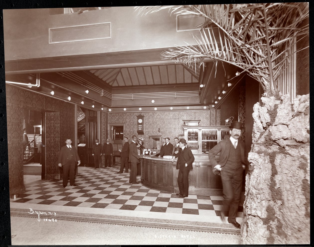 La hall e il banco di registrazione dell