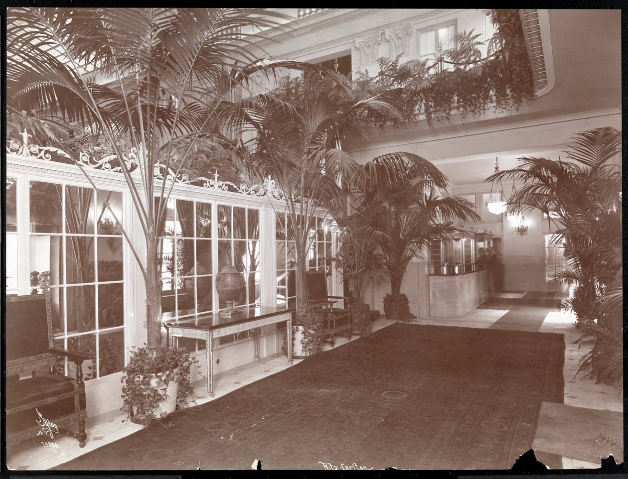 La hall e il banco di registrazione del Ritz-Carlton Hotel, c.1910-11 da Byron Company