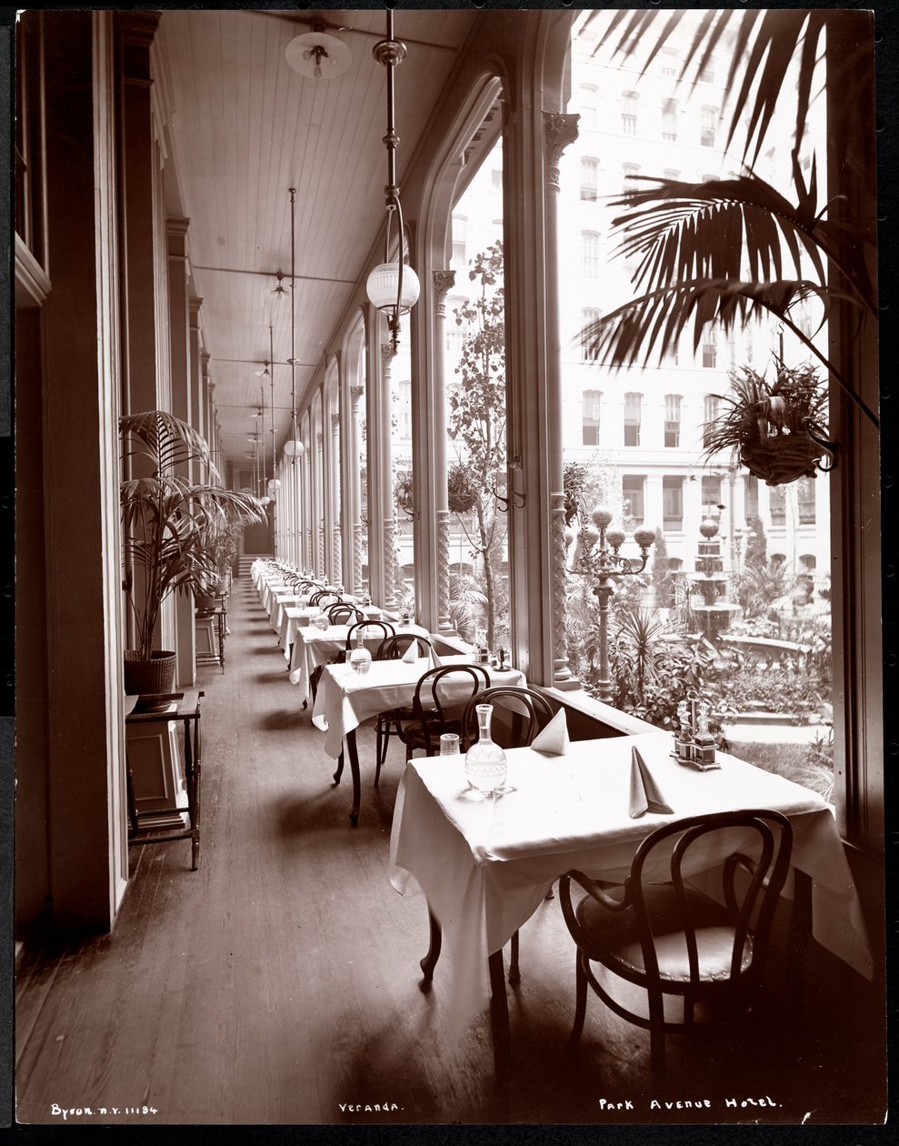 La veranda al Park Avenue Hotel, 1901 o 1902 da Byron Company