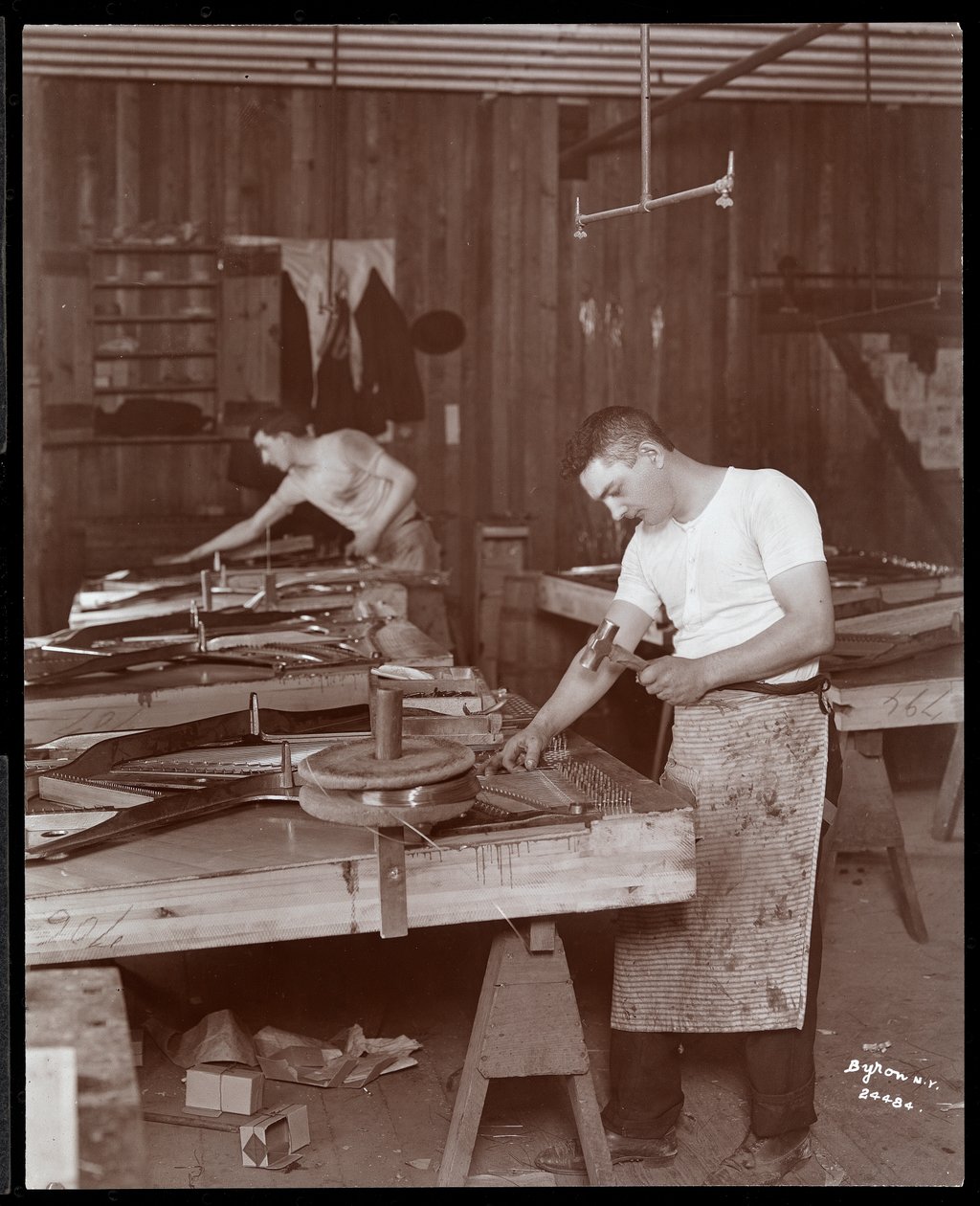 Due uomini che lavorano nella fabbrica di pianoforti Harrington, 1907 da Byron Company