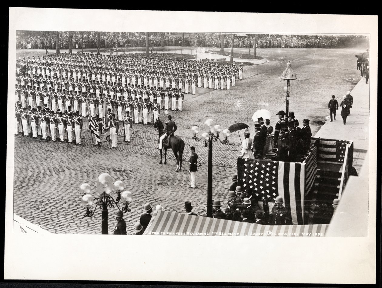 Vista della Principessa Eulalia di Spagna che rivede il 7º Reggimento che marcia nella parata della celebrazione di Colombo al Savoy Hotel, New York, 1899 (stampa al gelatino d