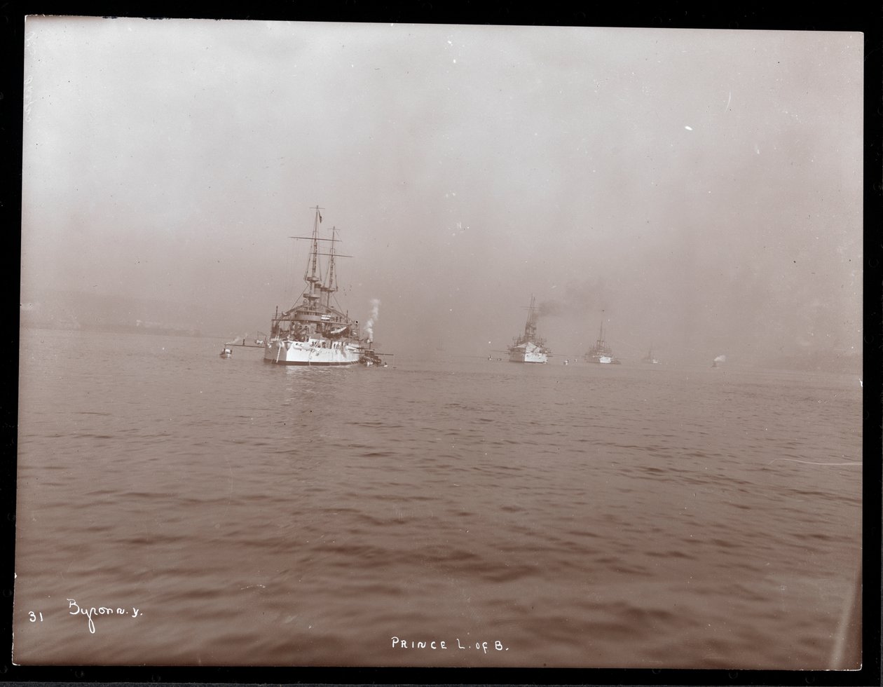 Veduta di una carovana di navi da guerra statunitensi nel fiume Hudson nella nebbia durante la visita del Principe Luigi di Battenberg, 1905 da Byron Company