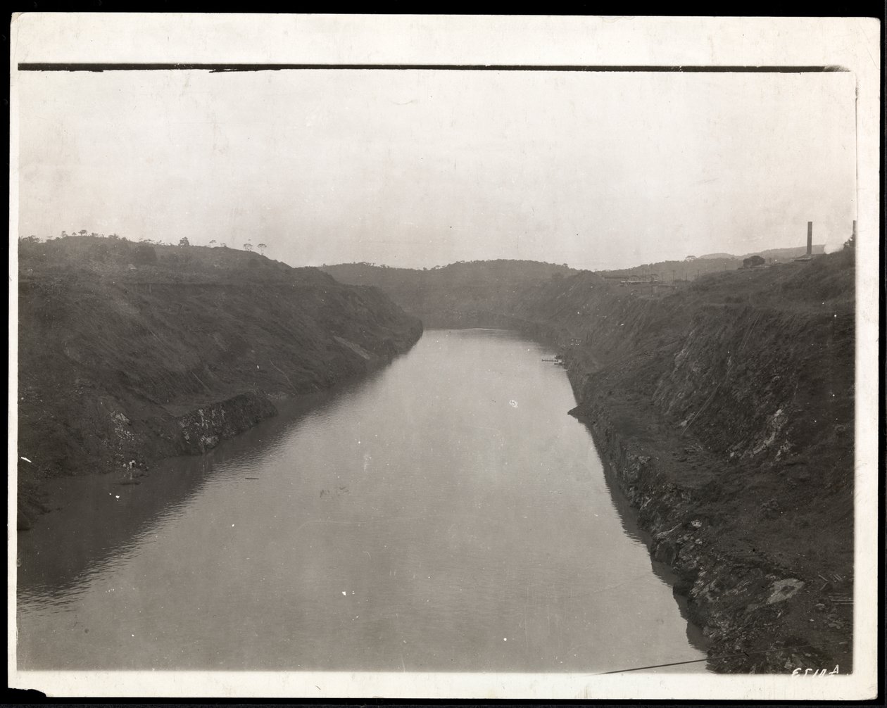 Vista di una porzione appena scavata del Canale di Panama durante la costruzione, 1912 o 1913 da Byron Company