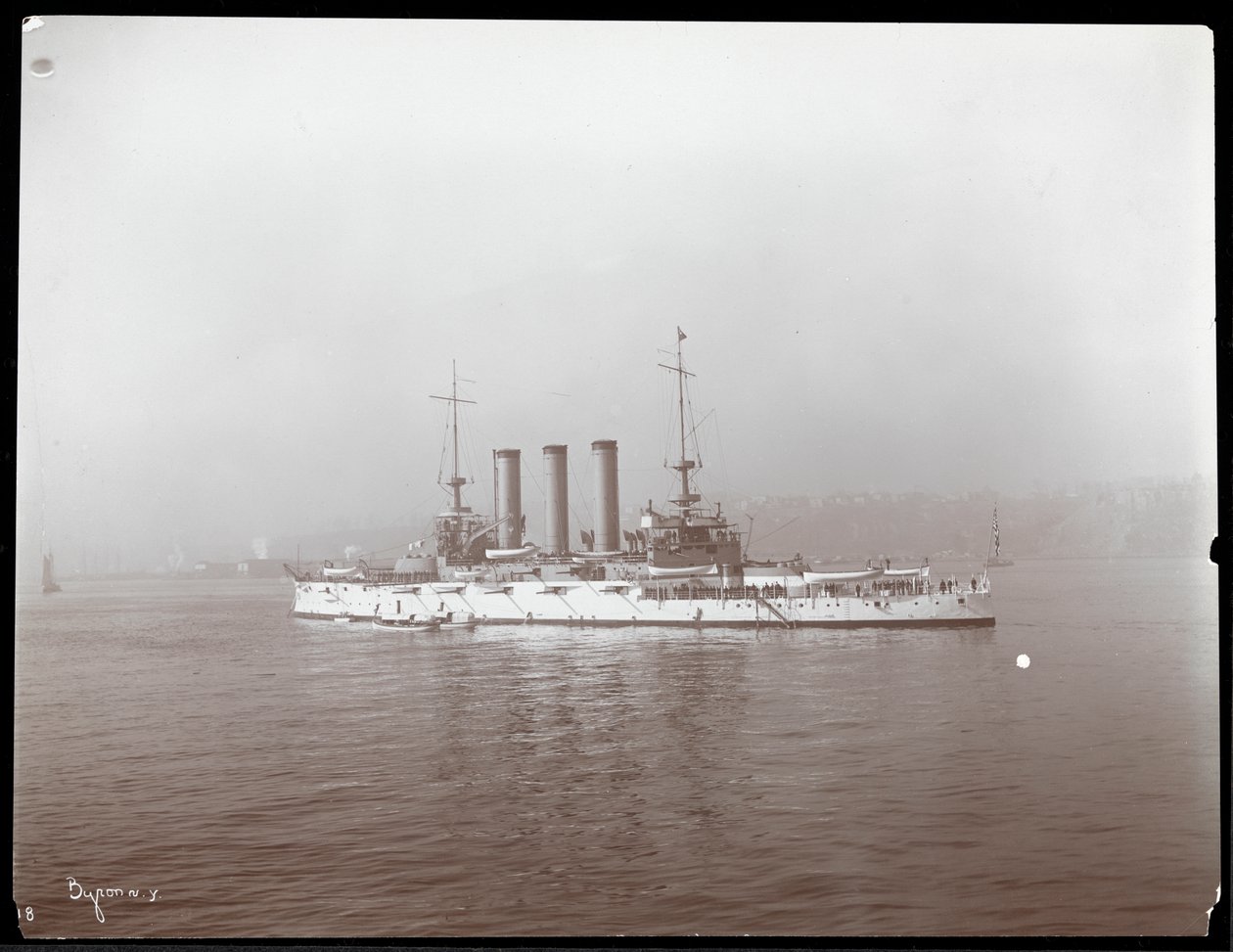 Vista di una nave militare, presumibilmente sul fiume Hudson vicino a West Point durante la visita del Principe Luigi di Battenberg, 1905 da Byron Company