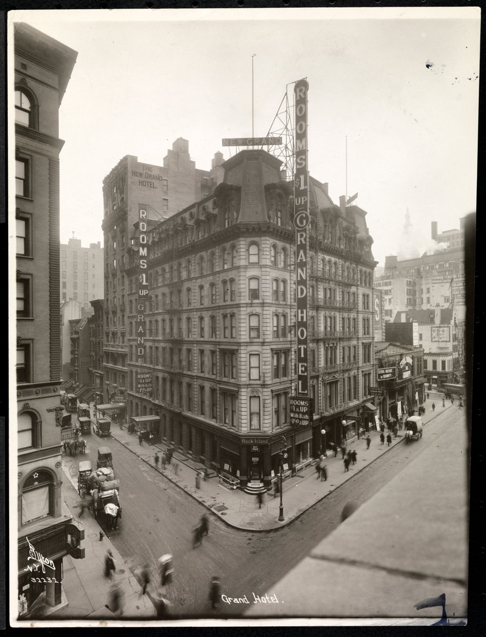 Vista del Grand Hotel alla 31st Street e Broadway, New York, c.1914 da Byron Company
