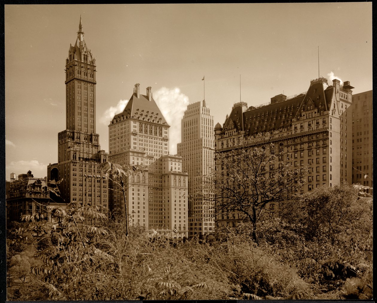 Veduta del Savoy Plaza Hotel, 59th Street e Fifth Avenue, New York, c.1937 da Byron Company