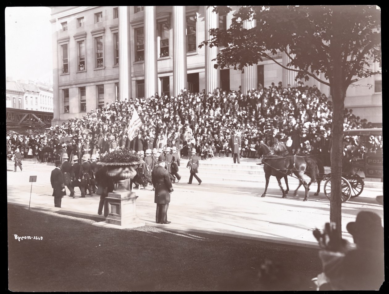 Vista della folla sui gradini del Brooklyn Borough Hall durante la Brooklyn Police Parade, 1897 da Byron Company