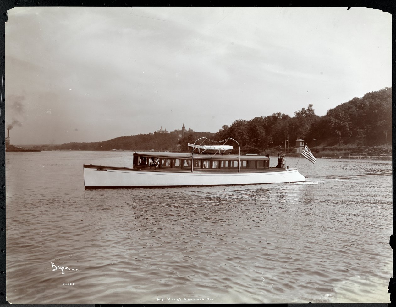 Vista dello yacht Delicia del New York Yacht, Launch und Engine Co. sul fiume Hudson vicino a Morris Heights, New York, 1903 da Byron Company