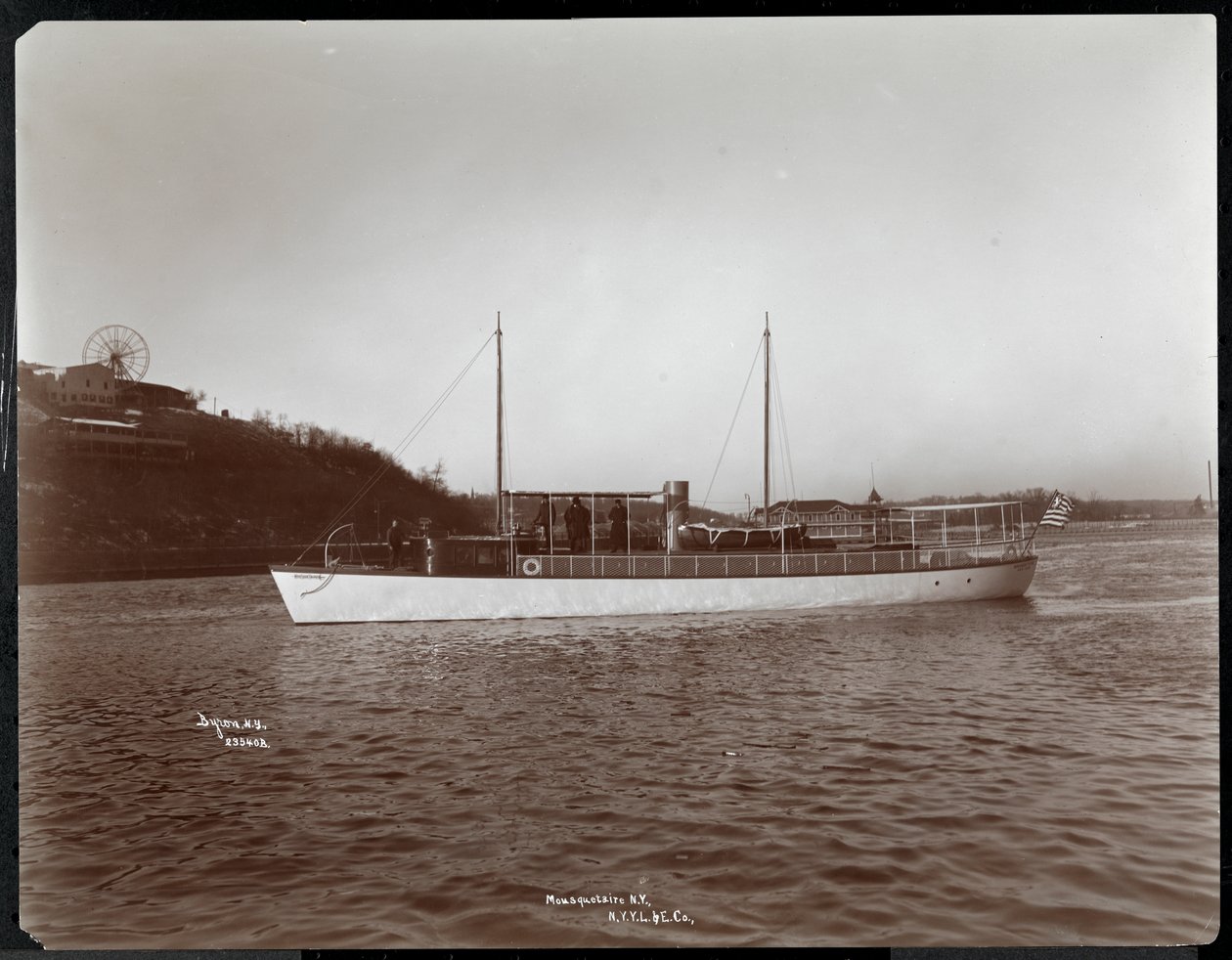 Vista dello yacht Mousquetaire del New York Yacht, Launch und Engine Co. sul fiume Harlem, New York, 1905 da Byron Company