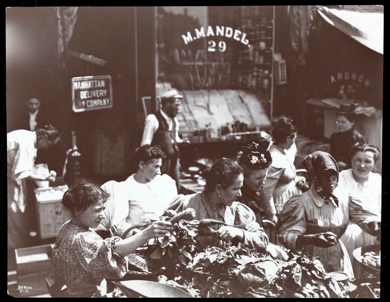 Veduta di donne che comprano verdure da un venditore ambulante in Hester Street, New York, 1898 (stampa al gelatino d