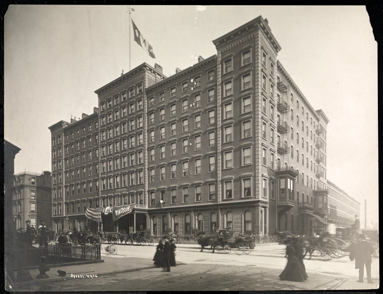 Hotel Windsor sulla 5th Avenue dalla 46th alla 47th Streets, New York, 1898 da Byron Company
