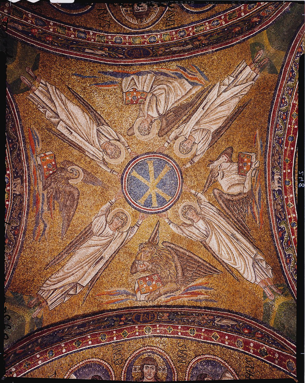 Quattro angeli con i simboli degli evangelisti che circondano il monogramma chi-rho di Cristo, dalla volta della Cappella dell