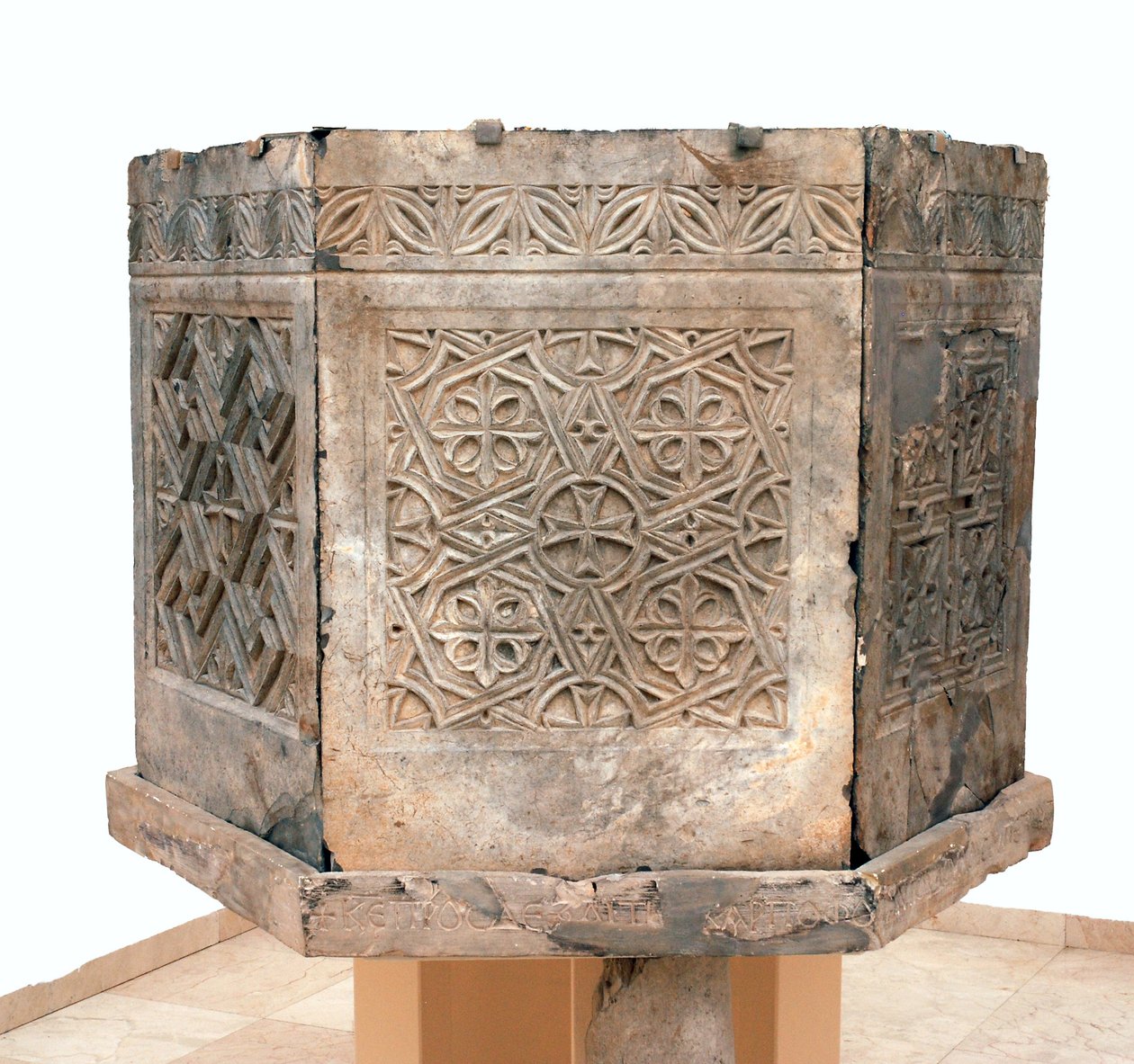 Ambone dalla chiesa bizantina di San Teodoro, Beit Sila, Gerusalemme, VI secolo d.C. (pietra bituminosa) da Byzantine Byzantine