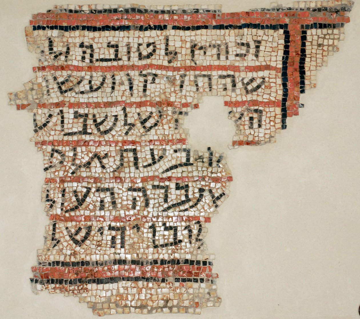 Iscrizione in onore del donatore Rabbi Isai e Rabbi Yohannan lo Scriba dalla Sinagoga di Susya vicino a Hebron, Cisgiordania, VI secolo d.C. (mosaico) da Byzantine Byzantine