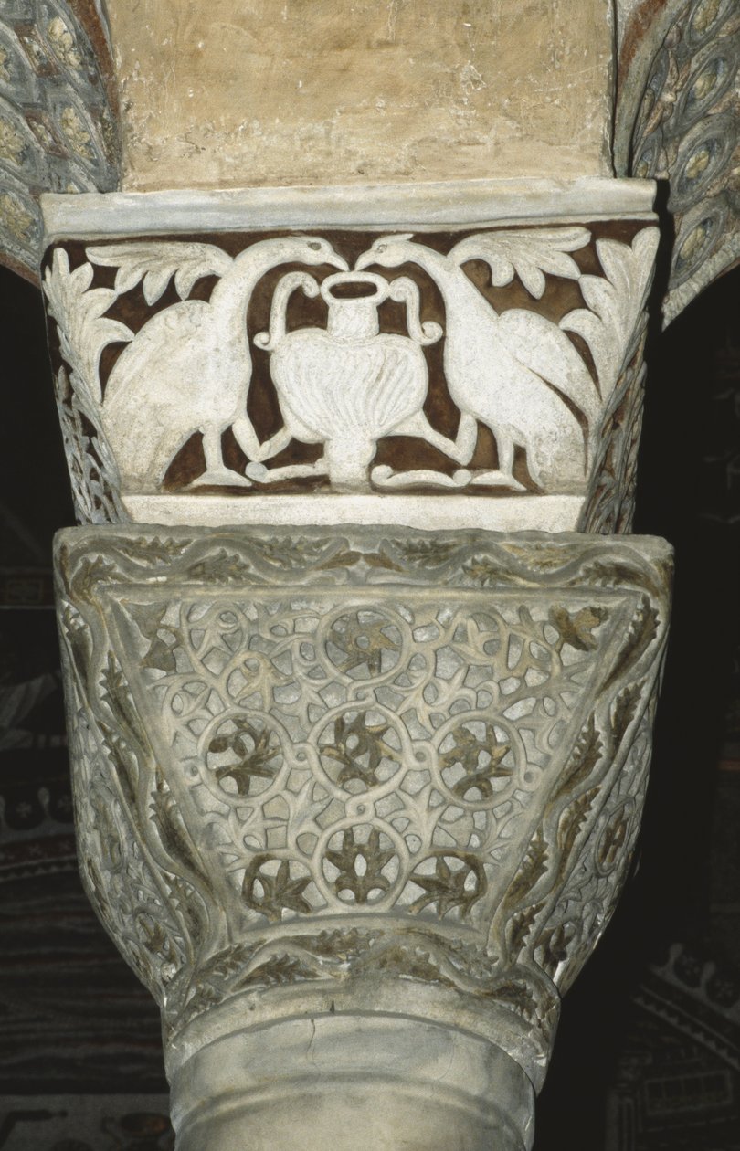 Capitello decorato dall