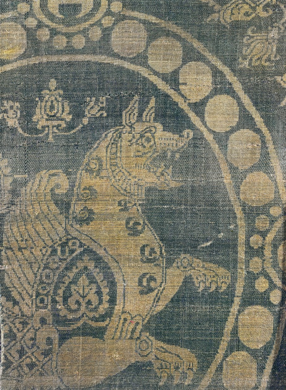 Tessuto raffigurante un simurgh in una cornice di perline, da Costantinopoli (seta) (dettaglio) da Byzantine School