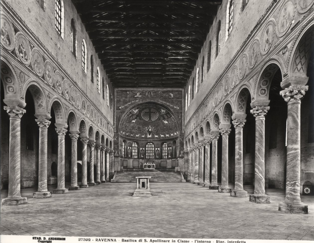 Vista interna della navata e dell