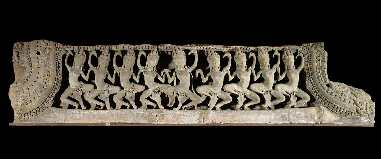 Arti Khmer (Estremo Oriente). Registro del timpano inferiore: nove apsaras danzanti. Bassorilievo in gres, fine XII - inizio XIII secolo. Stile Bayon. dalla Cambogia, tempio Bayon. Parigi, Museo Guimet - Museo nazionale delle Arti Asiatiche. da Cambodian