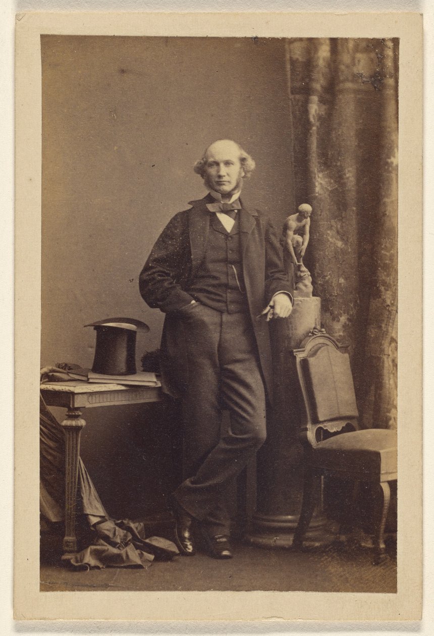 [Uomo non identificato in piedi, cappello a cilindro sul tavolo] da Camille Silvy