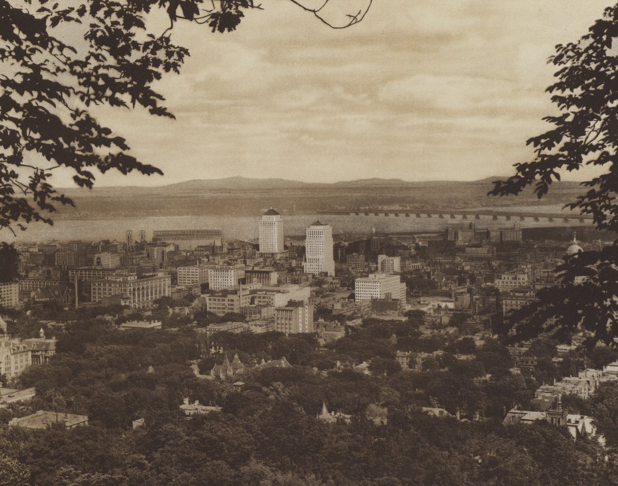 Panorama di Montreal, sezioni centrale e occidentale (foto b/n) da Canadian Photographer