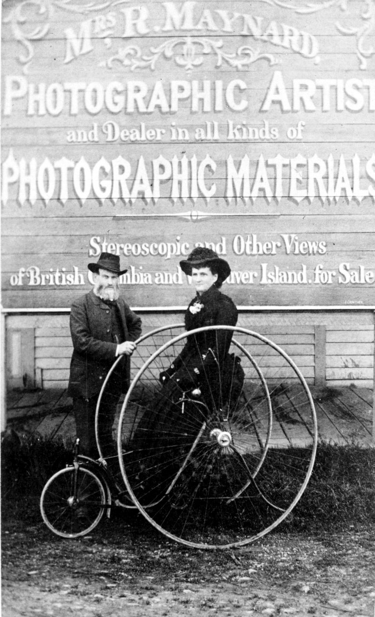 Richard e Hannah Maynard fuori dallo studio della Sig.ra Maynard, anni 1880 da Canadian Photographer
