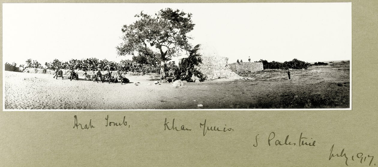 Tomba araba, Khan Yunis, Palestina meridionale, luglio 1917 da Capt. Arthur Rhodes