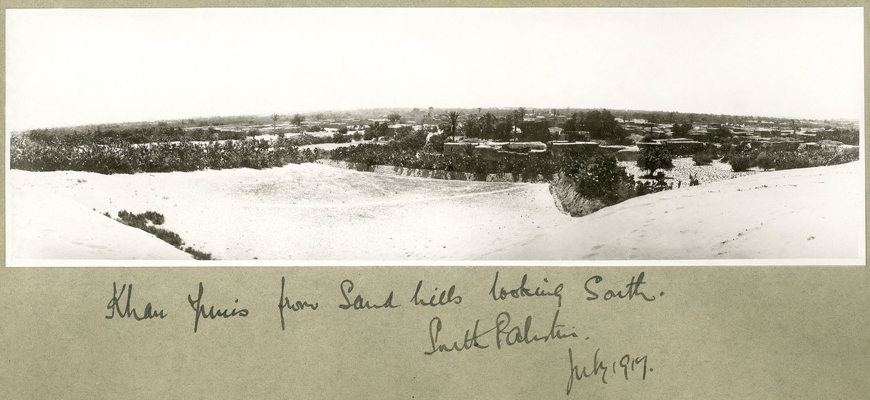Khan Yunis dalle dune di sabbia guardando a sud, Palestina meridionale, luglio 1917 da Capt. Arthur Rhodes
