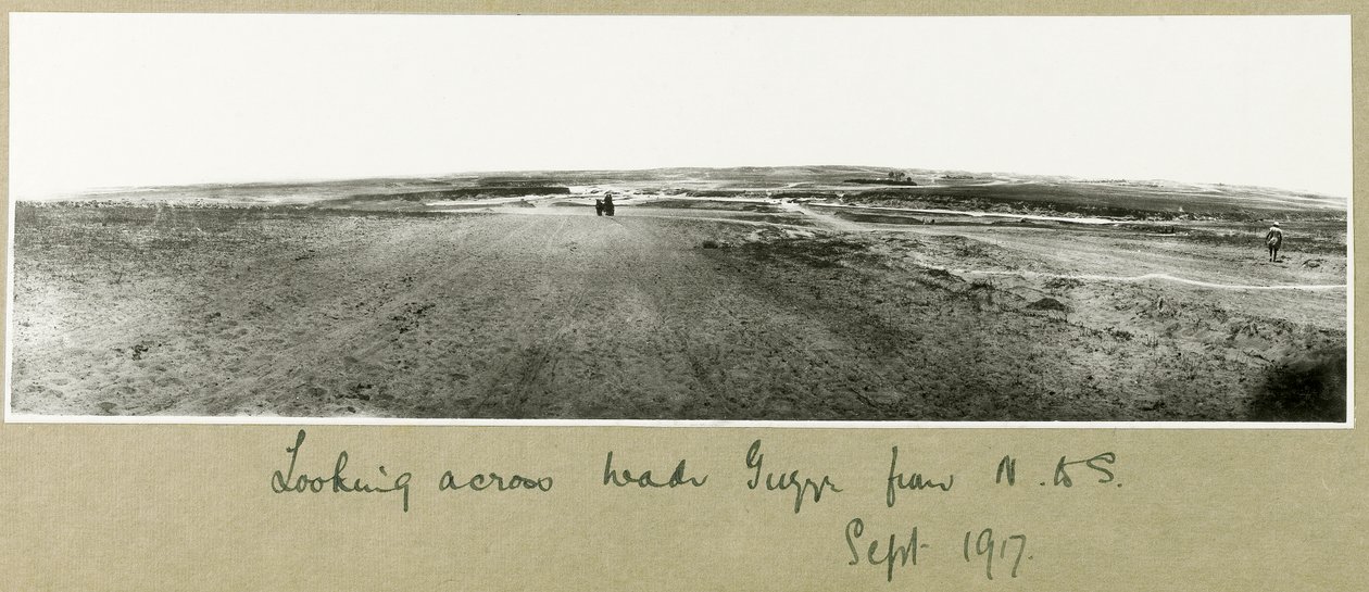 Guardando attraverso Wadi Guzzeh da nord a sud, settembre 1917 da Capt. Arthur Rhodes