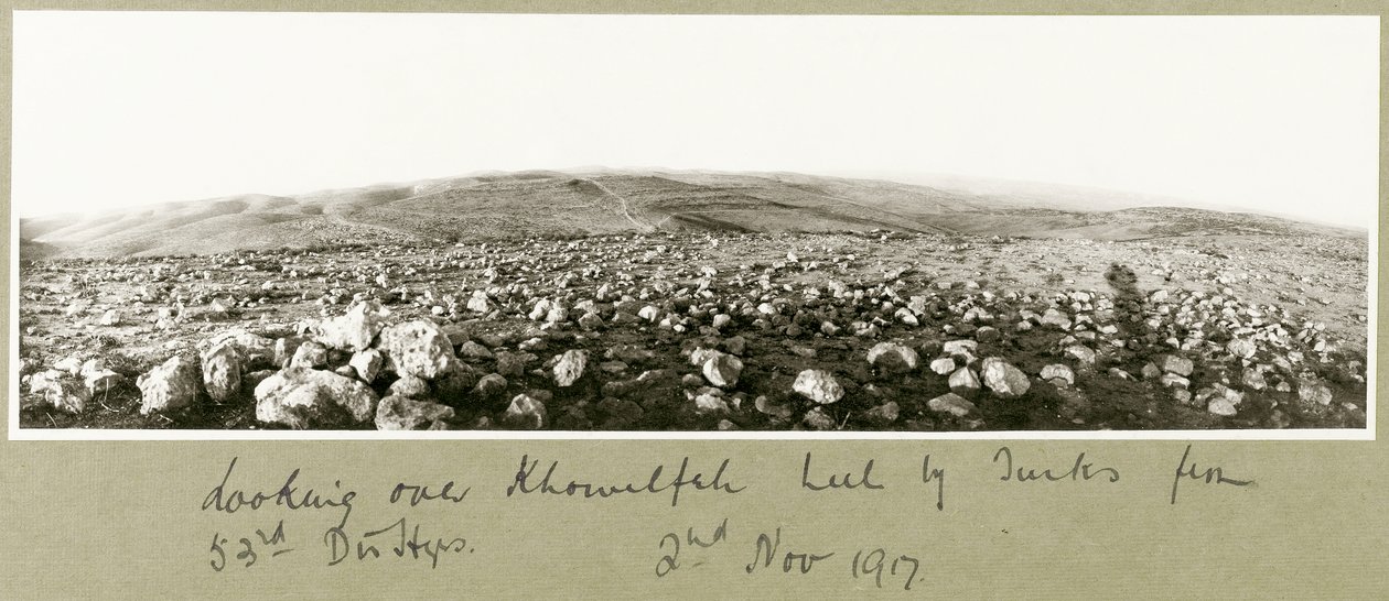 Guardando oltre Khuwelfeh tenuto dai turchi, 2 novembre 1917 da Capt. Arthur Rhodes