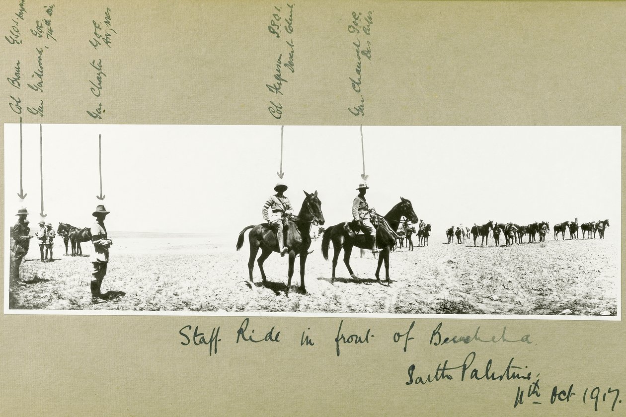 Passeggiata dello staff davanti a Beersheba, Palestina del Sud, ottobre 1917 da Capt. Arthur Rhodes