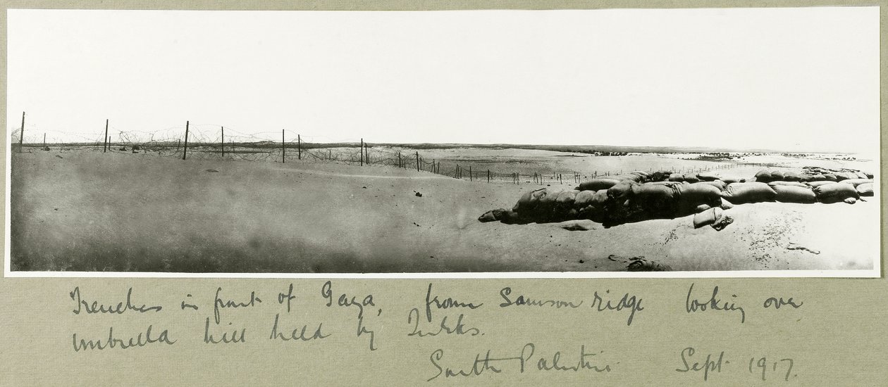 Trincee davanti a Gaza, da Samson Ridge guardando verso Umbrella Hill, settembre 1917 da Capt. Arthur Rhodes