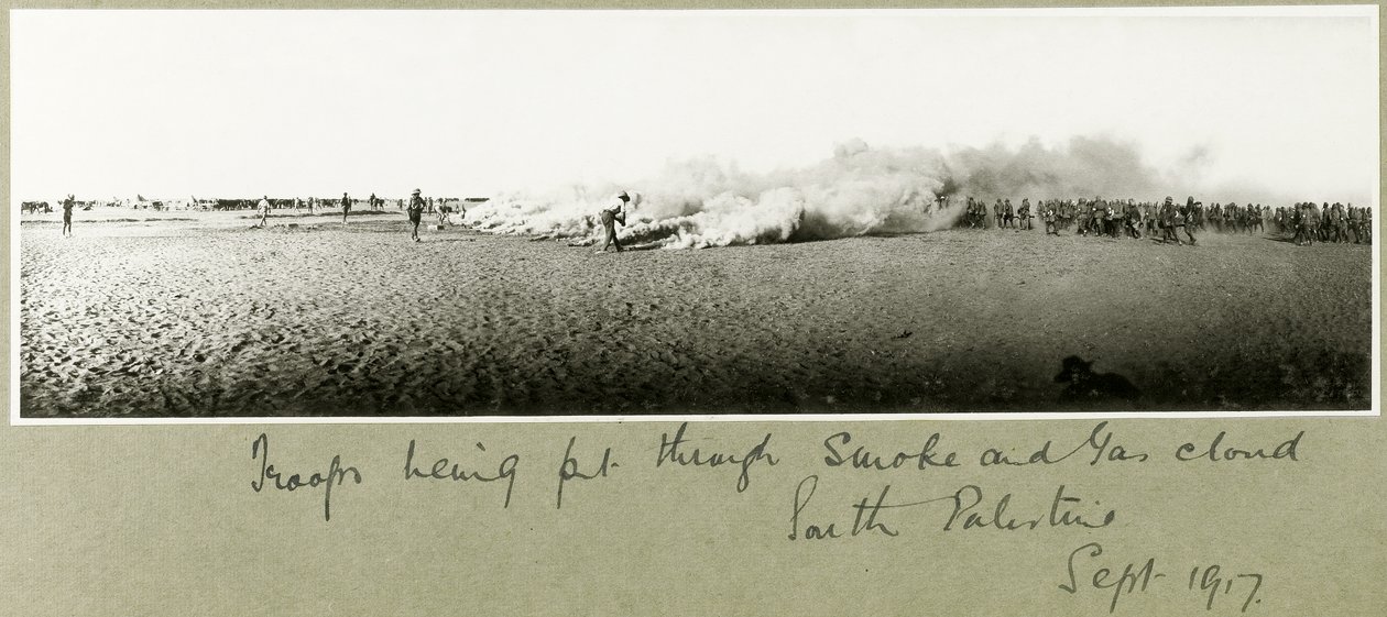 Truppe attraversano fumo e nuvola di gas, Palestina meridionale, settembre 1917 da Capt. Arthur Rhodes